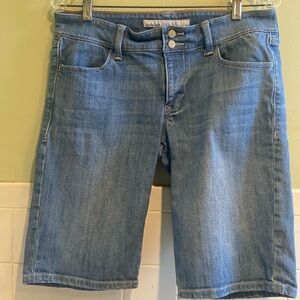 🌸Old Navy mid rise light wash denim bermuda shorts size 8